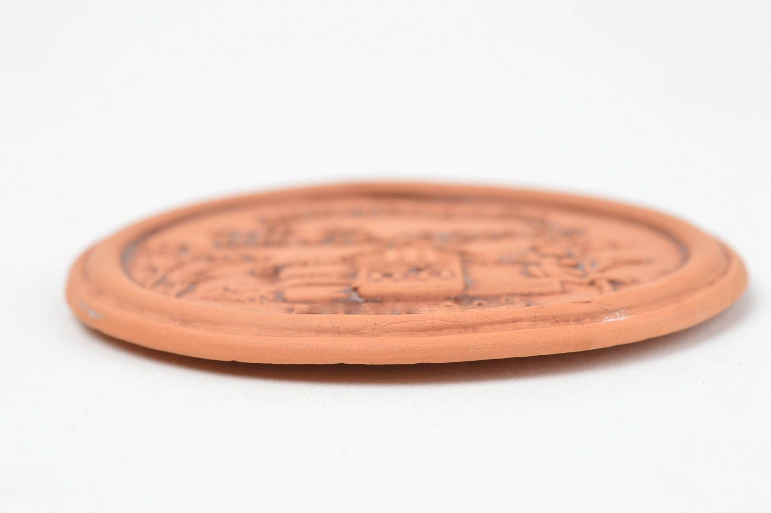 Круглый керамический магнит на холодильник из глины расписной ручной работы фото 2