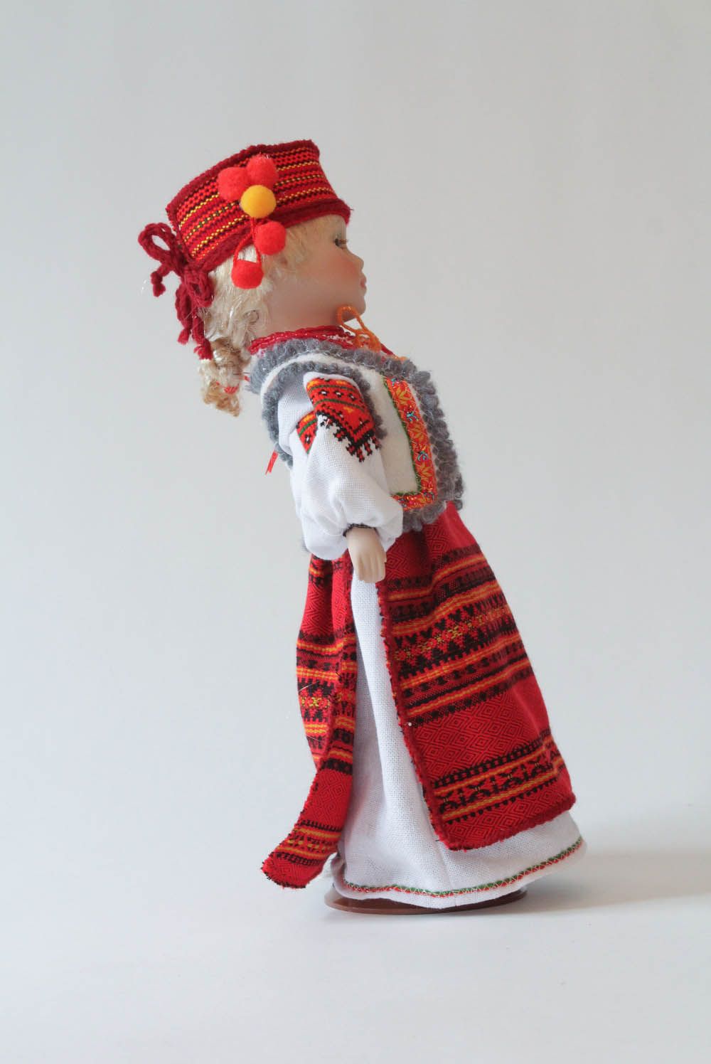 Künstlerische Puppe in ukrainischer Tracht foto 1