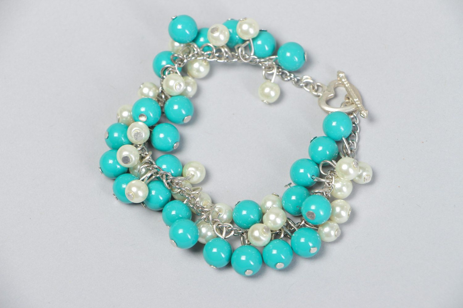 Handmade bright stylish beaded wrist bracelet with charms of turquoise and white colors photo 2