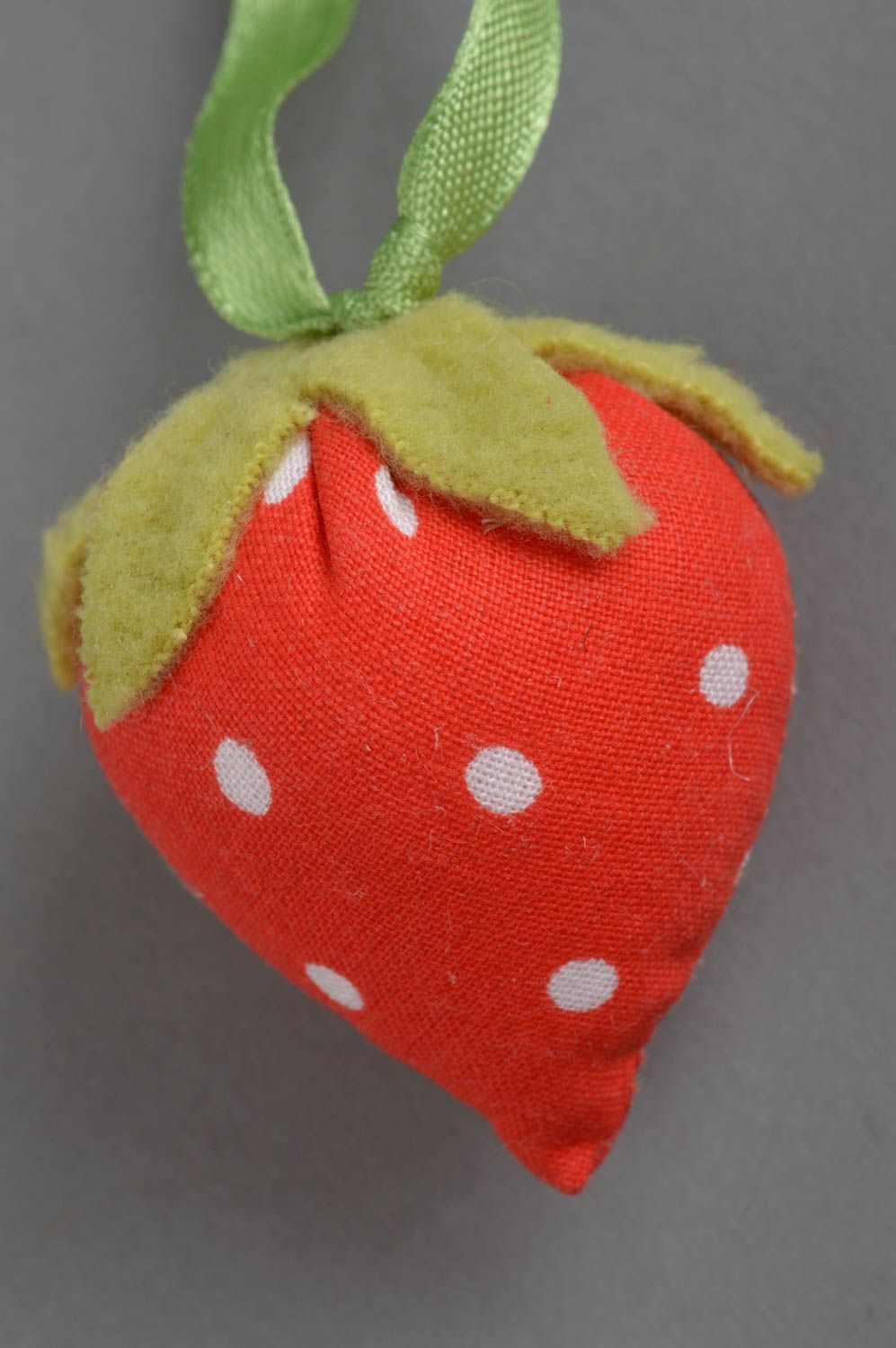 Petite fraise à suspendre faite main décoration d'intérieur et jouet miniature photo 2