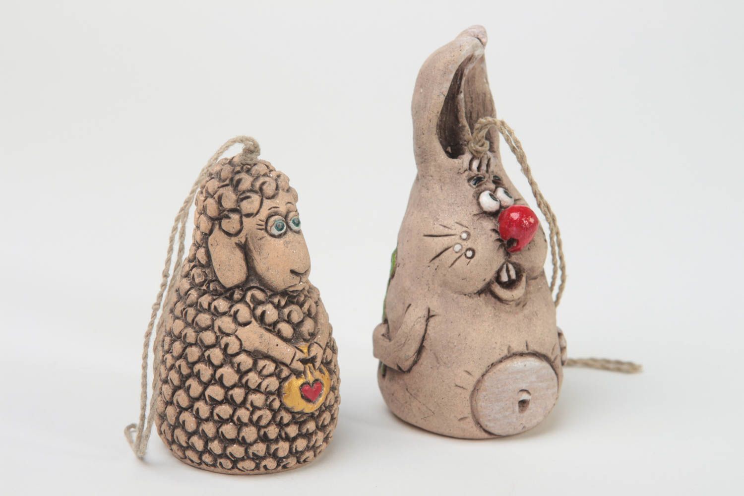 Handmade kleine Glöckchen Figuren aus Ton Deko zum Aufhängen Set 2 Stück  foto 2
