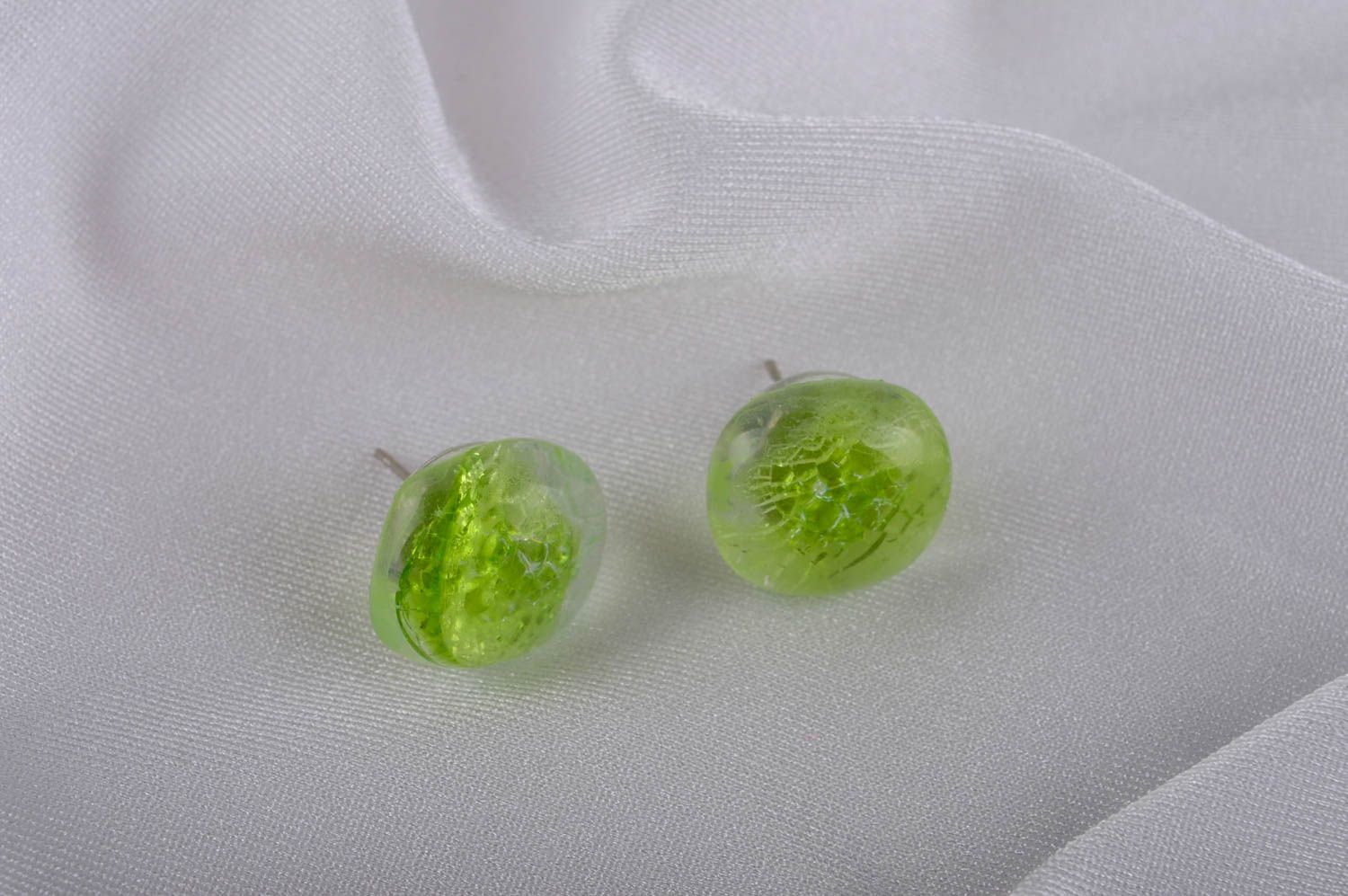 Boucles d'oreilles puces Bijou fait main rondes vertes en verre Cadeau femme photo 1