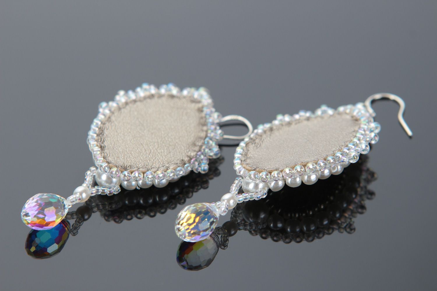 Boucles d'oreilles en perles de rocaille faites main massives blanches photo 3