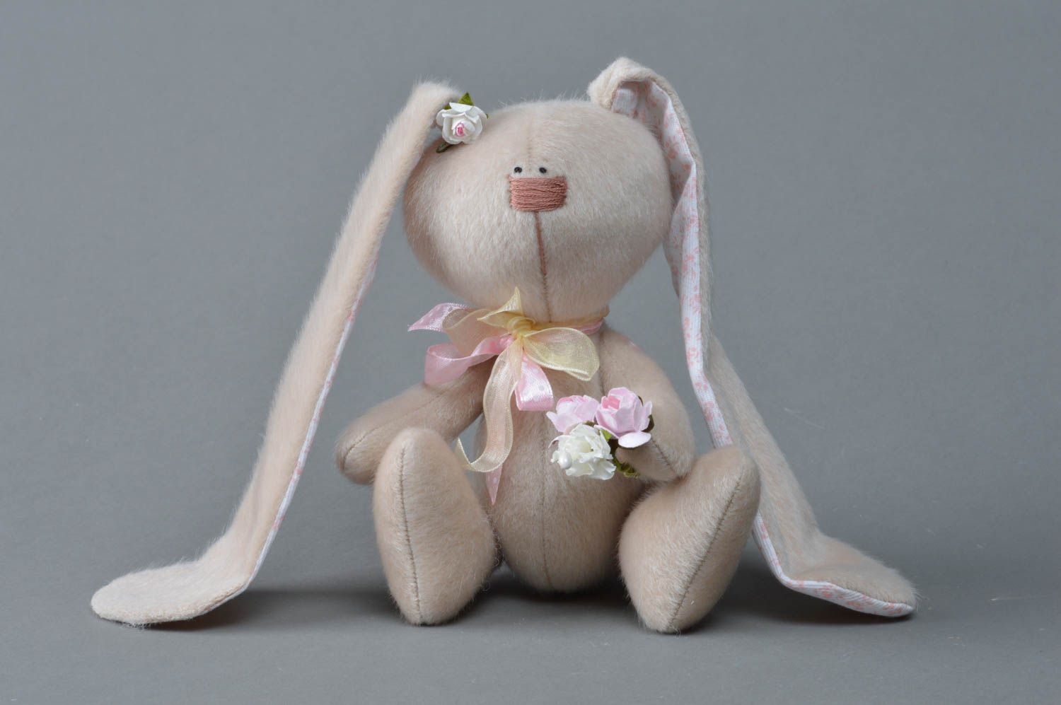 Handmade Kuscheltier Hase aus Kunstpelz mit langen Ohren und Blumen foto 3