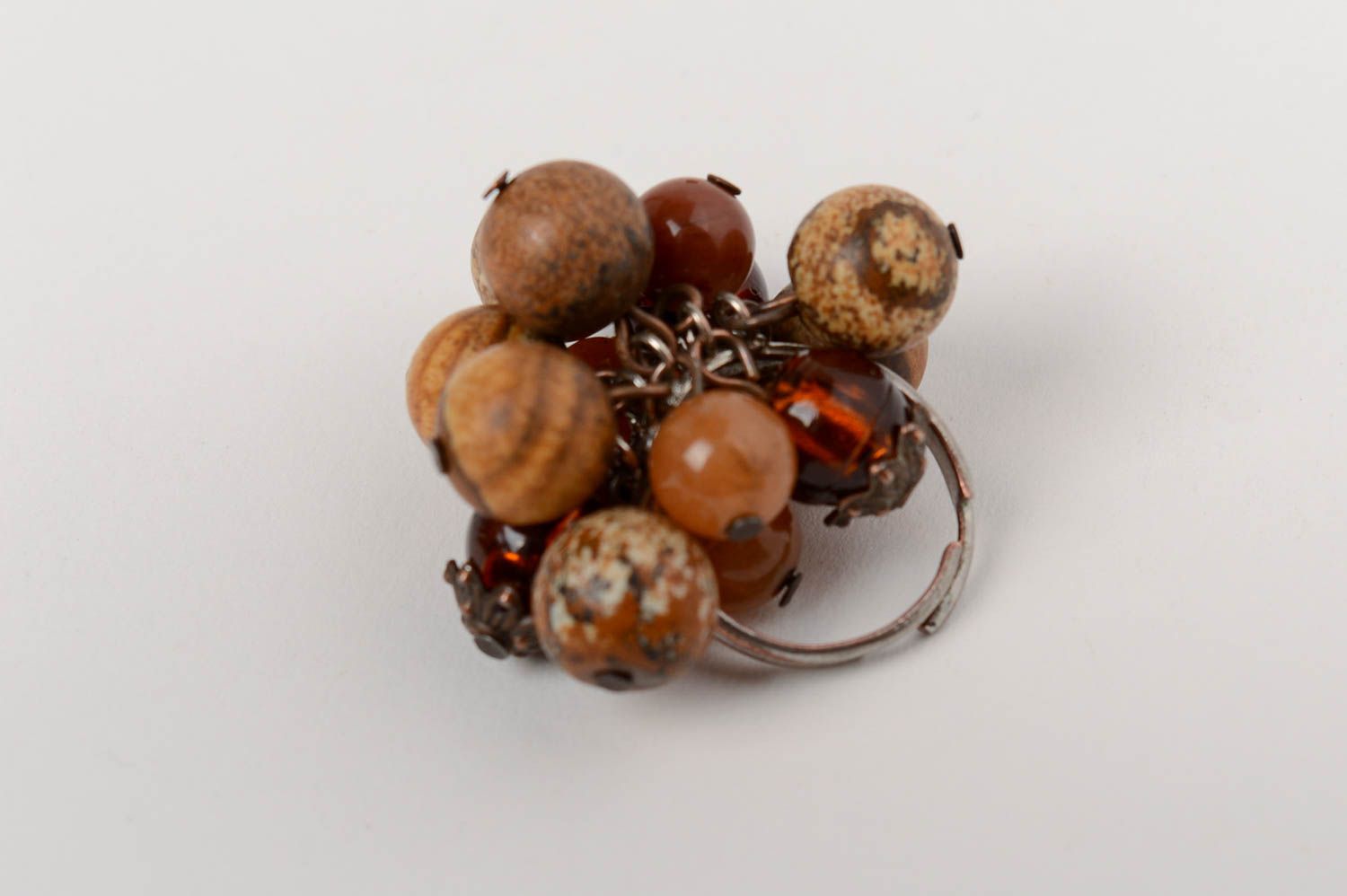 Крупное коричневое кольцо из натуральных камней яшмы и родонита ручной работы фото 2