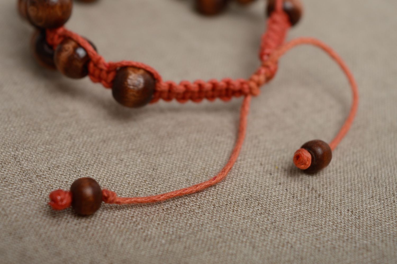 Bracelet en cordon tressé étroit brun et rouge fait main avec perles en bois photo 4