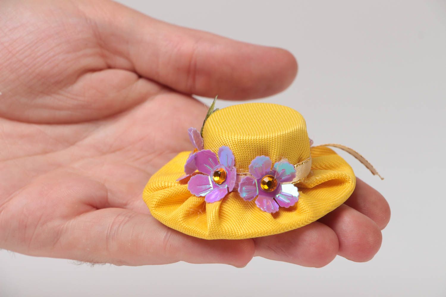 Яркая детская тканевая резинка для волос в виде желтой шляпки ручной работы фото 5
