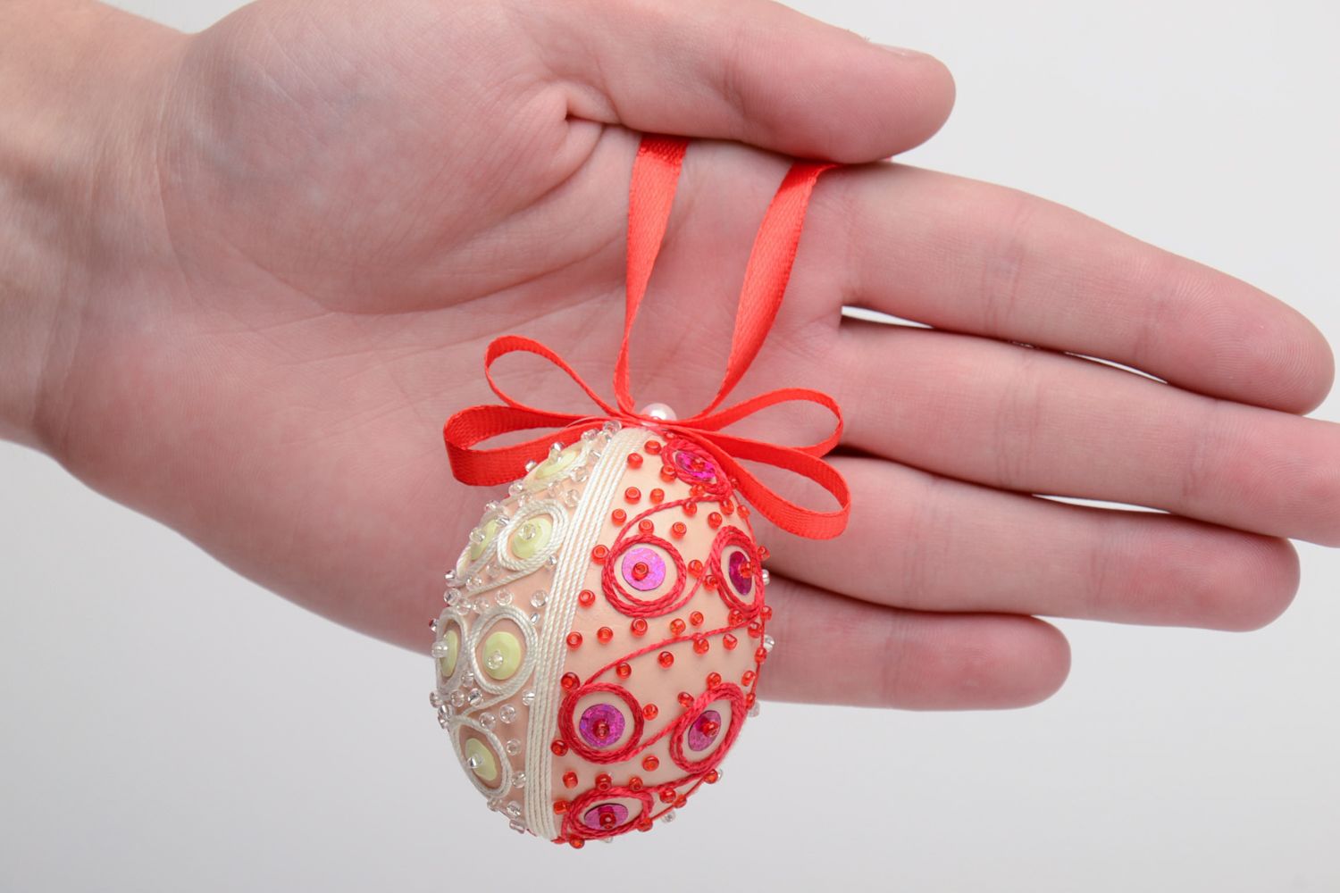 Huevo de Pascua decorado con abalorios e hilso foto 5