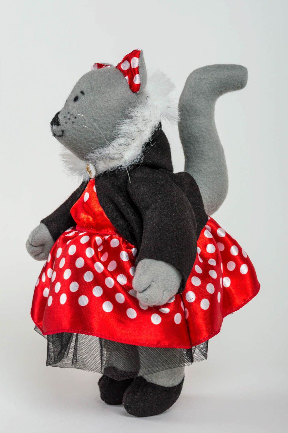 Jouet chat gris en robe rouge à pois décoratif en tissus fait main original photo 4