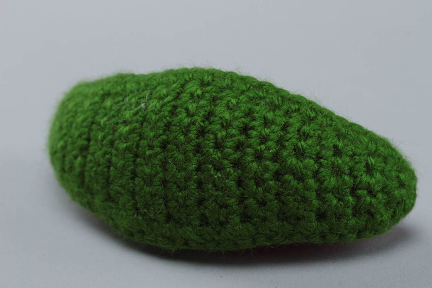 Petit jouet mou tricoté au crochet en fils acryliques en forme de pastèque photo 3