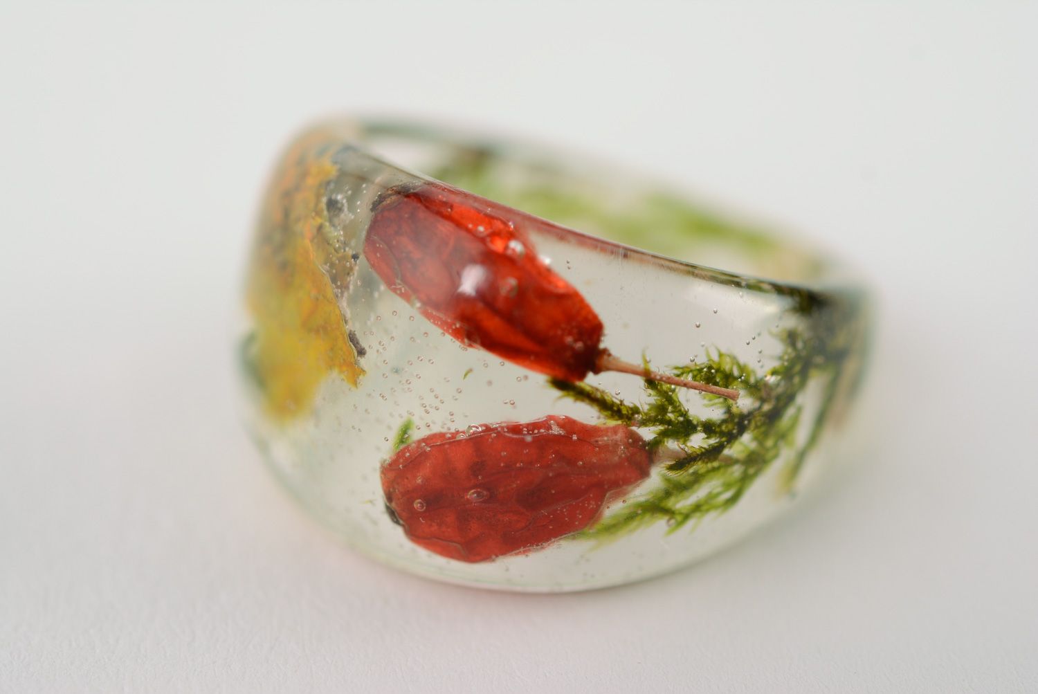 Прозрачное кольцо с барбарисом и мхом из эпоксидной смолы сплошное фото 1