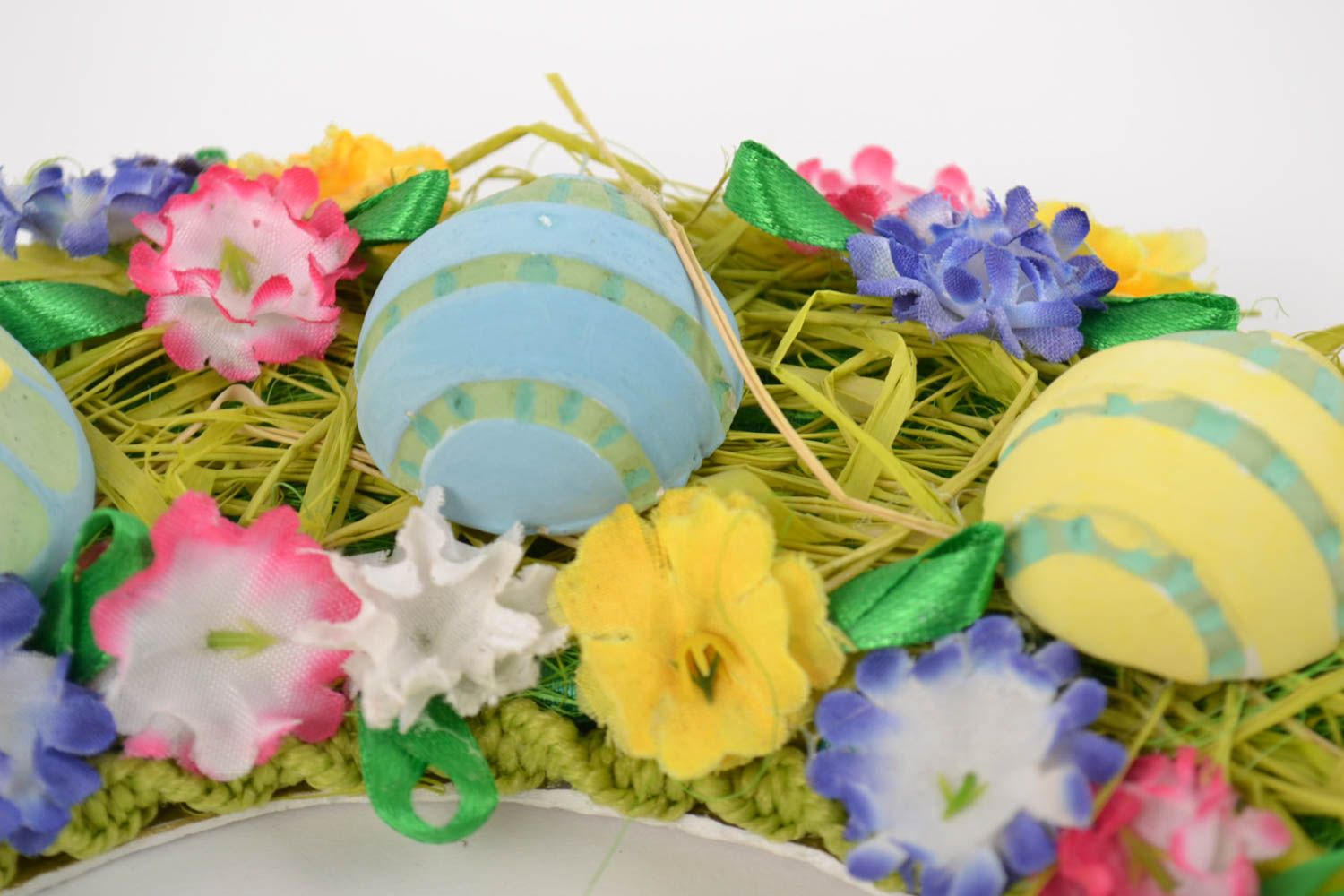 Corona para la puerta con flores y huevos decoración de Pascua artesanal  foto 5