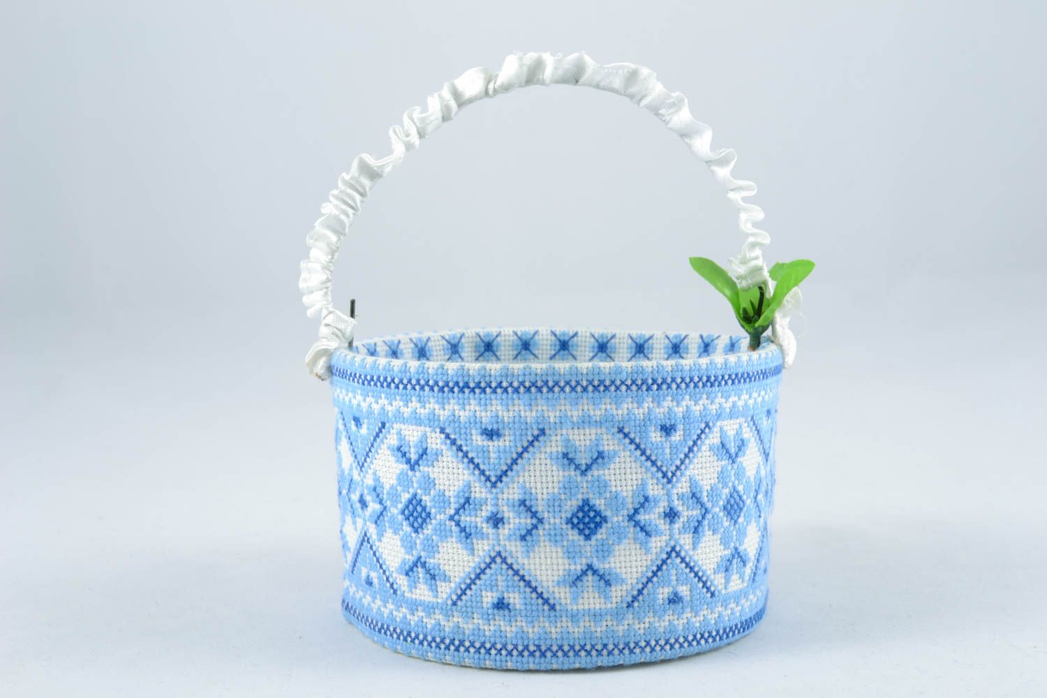 Petit panier décoratif en textile avec broderie photo 1