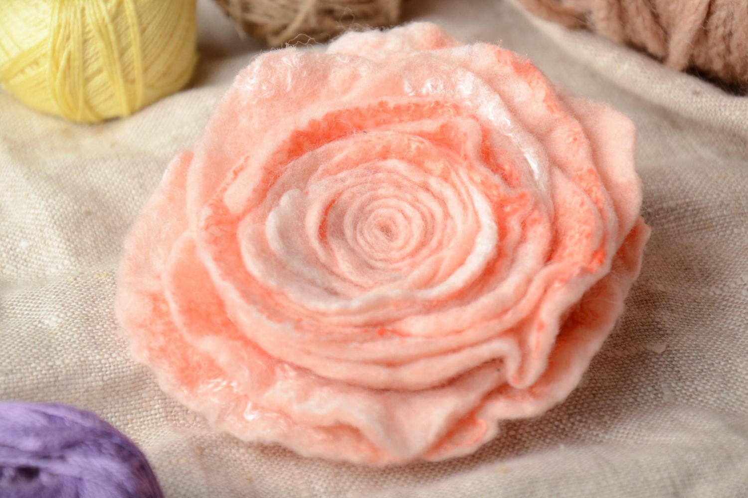 Broche en laine feutrée fleur de rose  photo 1