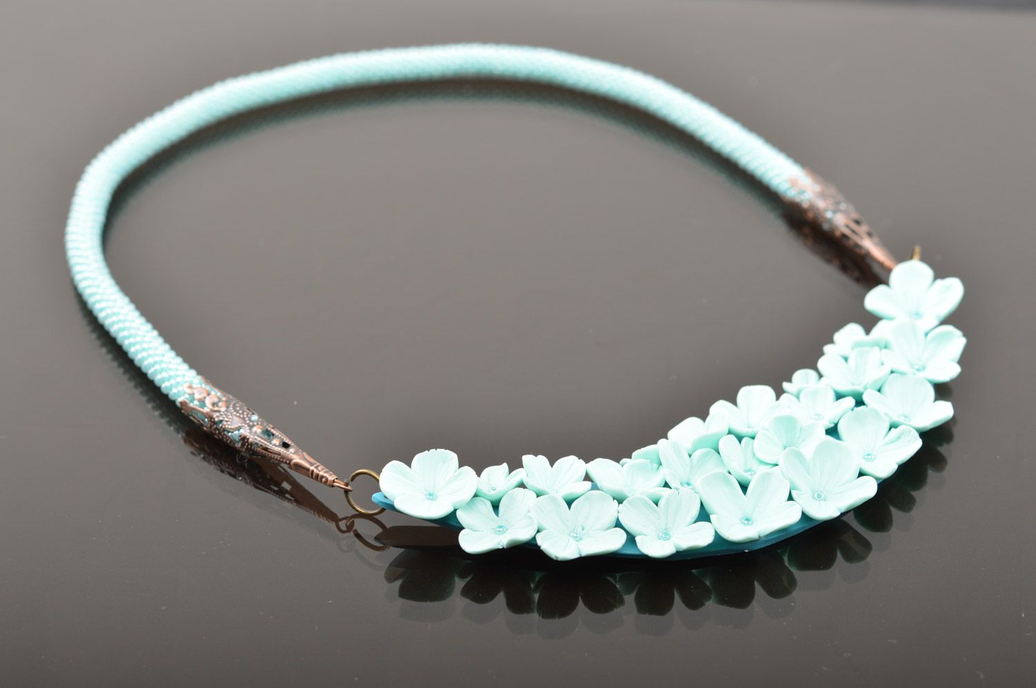 Elegantes handgemachtes Collier aus Ton und Glasperlen in Minze Farbe für Frauen foto 1