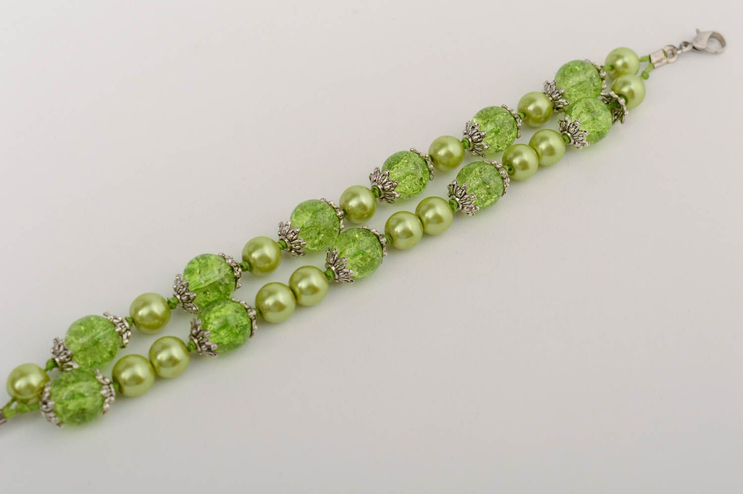 Handmade festive beaded green bracelet with ceramic pearls  photo 4