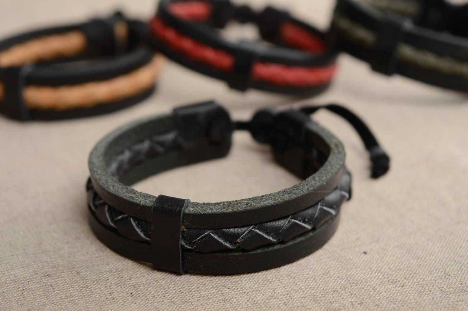 Bracelet en cuir naturel noir décoré de tressage fait main avec lacets  photo 5