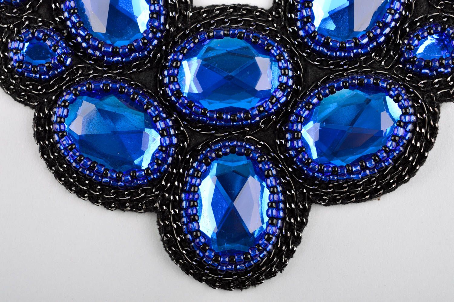 Collier fait main en tissu Bijoux originaux avec cristal bleu Accessoire femme photo 3