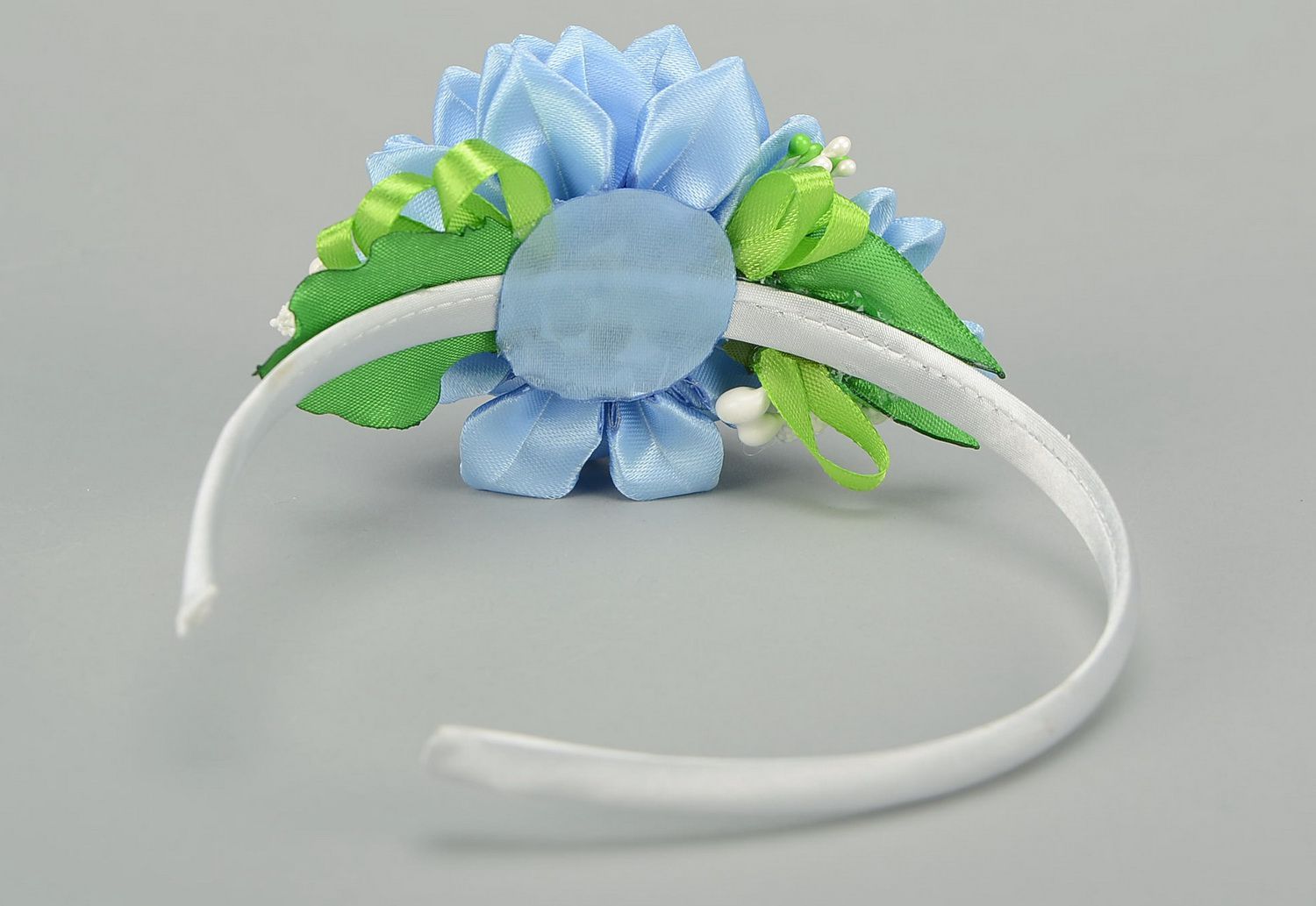 Aro de cabelo, coroa de flores na cabeça com flor azul de cetim foto 2