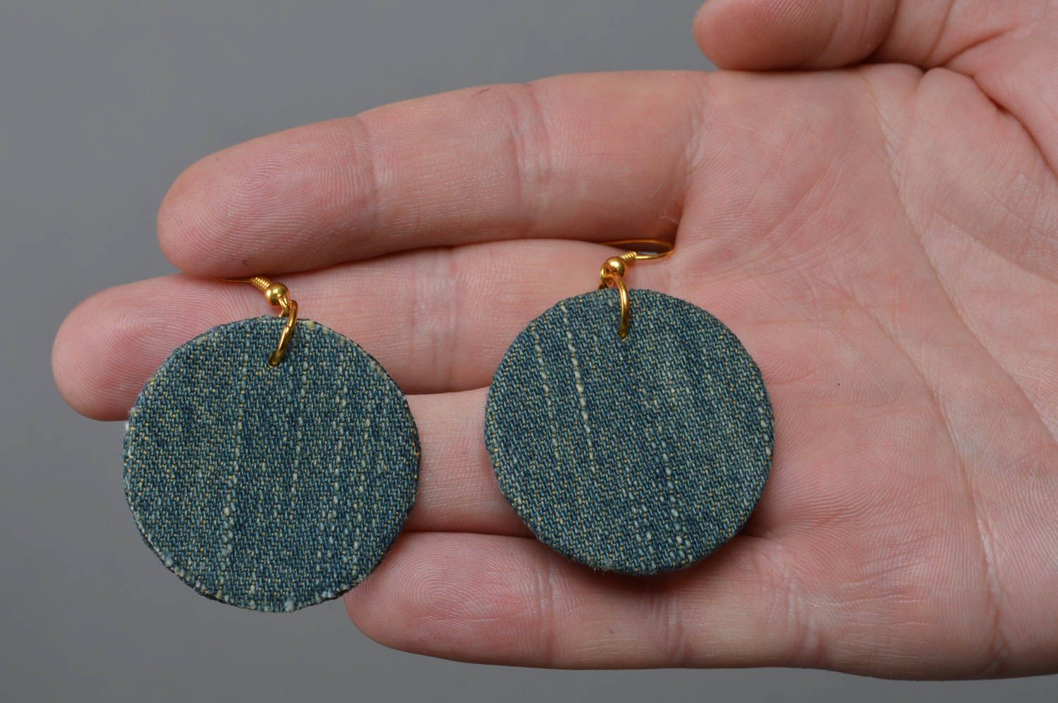 Boucles d'oreilles en jean rondes faites main pendantes originales avec crochets photo 4