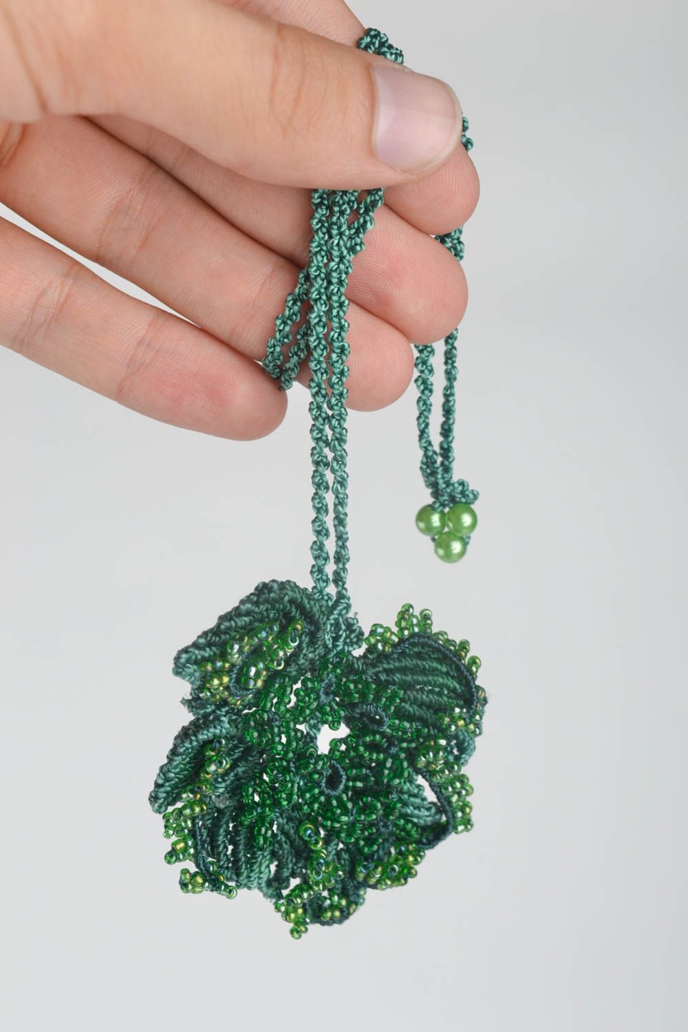 Pendentif vert Bijoux fait main en fils et perles de rocaille Accessoire femme photo 4