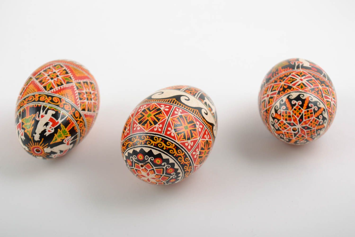 Расписные гусиные яйца набор из трех штук с узорами цветные ручная работа  фото 2