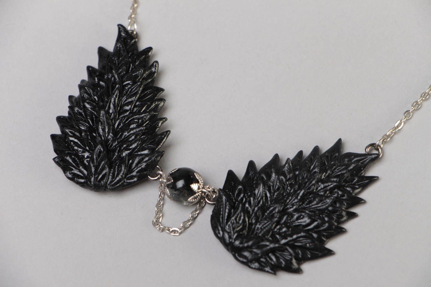 Schwarzes Collier mit Flügeln aus Polymerton an Metall Kette handmade Schmuck  foto 3