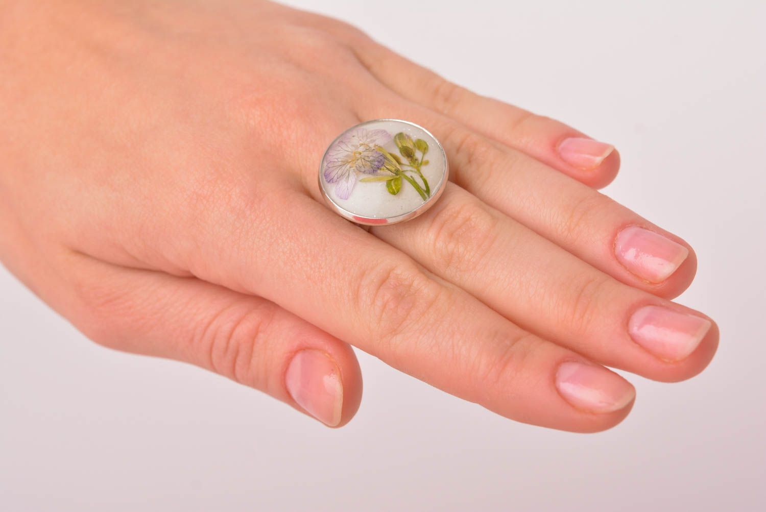 Bague ronde Bijou fait main blanche avec fleur résine époxy Accessoire femme photo 4
