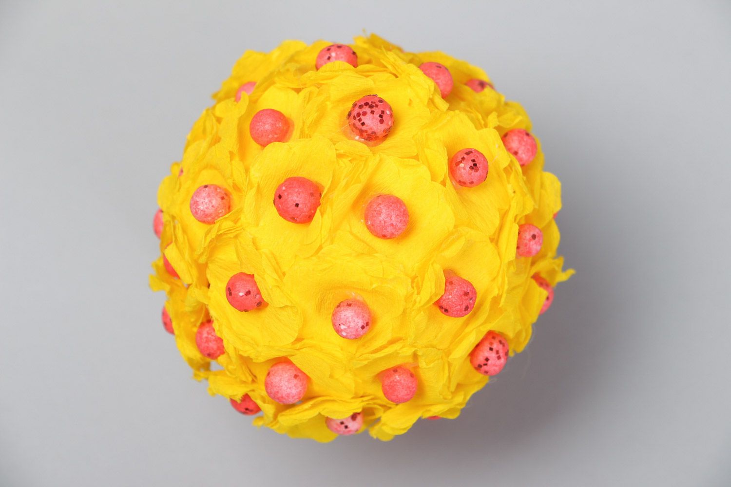 Rosa gelbe dekorative Blumen aus Krepppapier im Keramik Topf Handarbeit foto 4