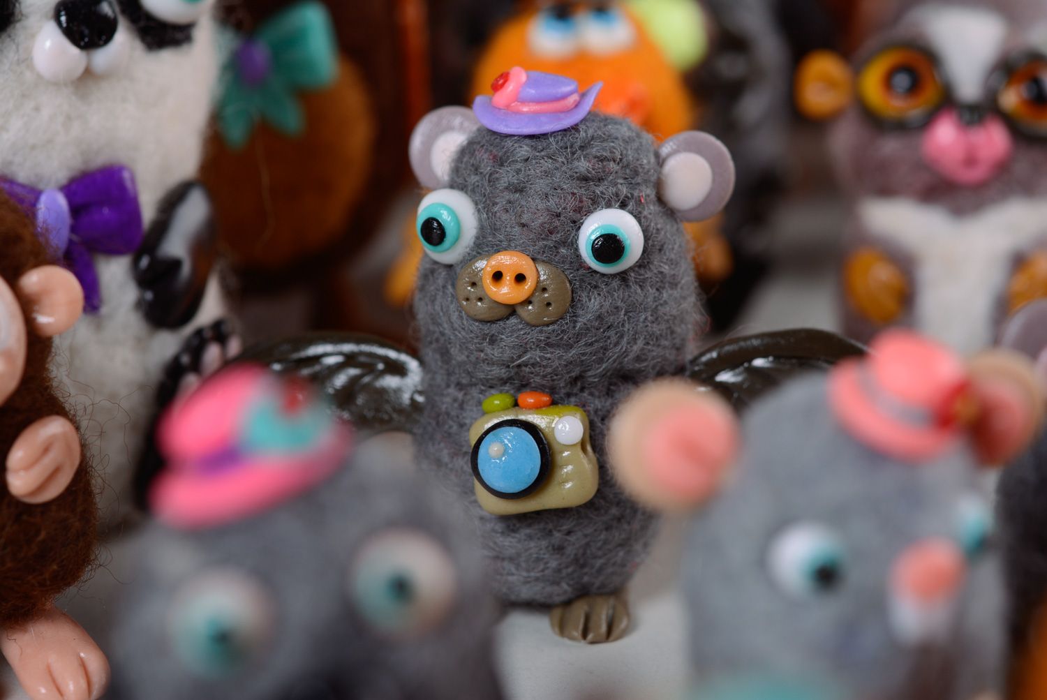 Handmade miniatur Kuscheltier Fledermaus in Trockenfilzen Technik foto 3