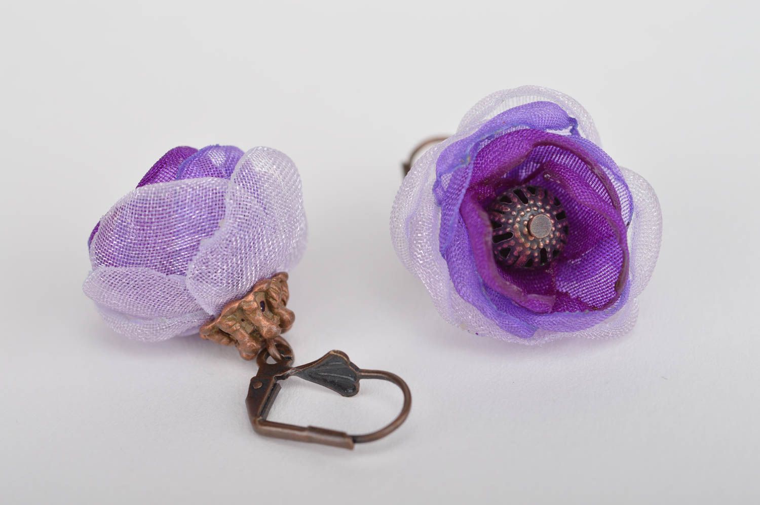 Boucles d'oreilles pendantes Bijou fait main fleurs violettes Accessoire femme photo 2