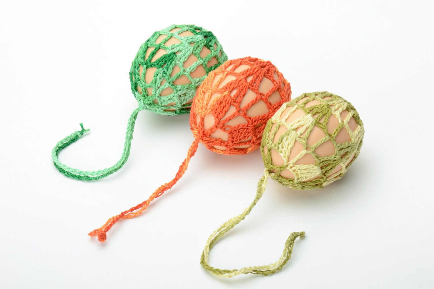 Пасхальные яйца декоративные набор из трех штук в ажурных чехольчиках фото 5