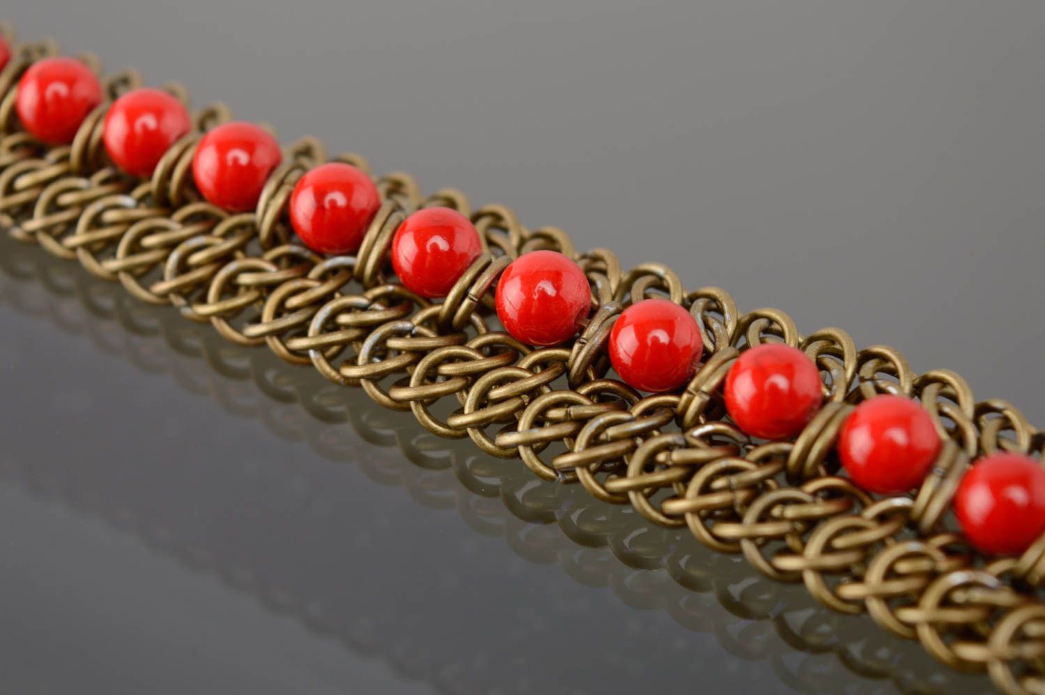 Handmade Armband aus Metall in Webtechnik mit roten Perlen  foto 2