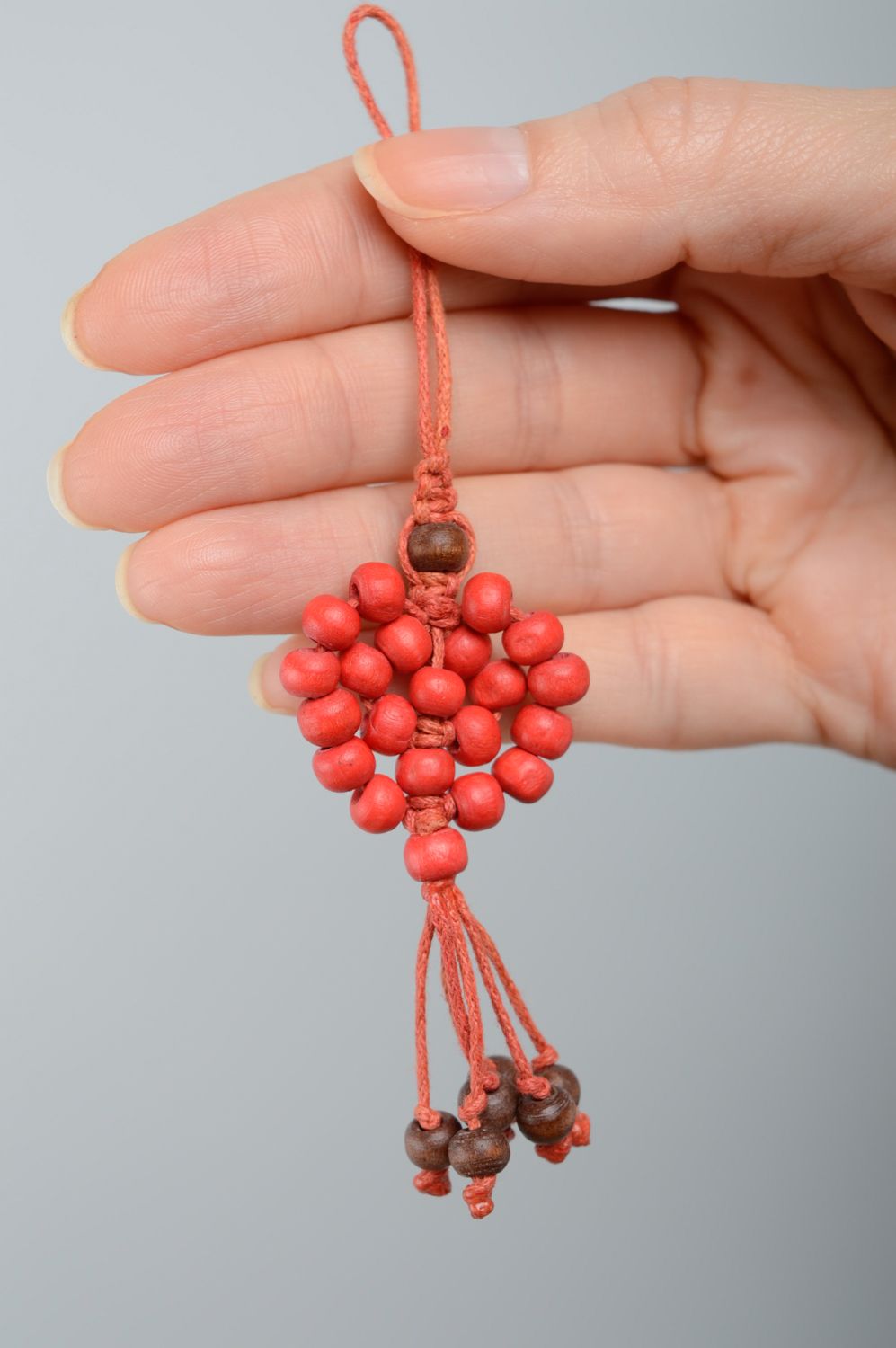 Porte-clefs en macramé rouge tressé original avec perles en bois fait main photo 3