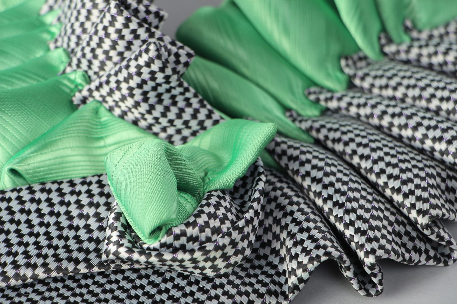 Handgemachtes originelles Krawatten Collier aus Satin und Seide Kragen foto 4
