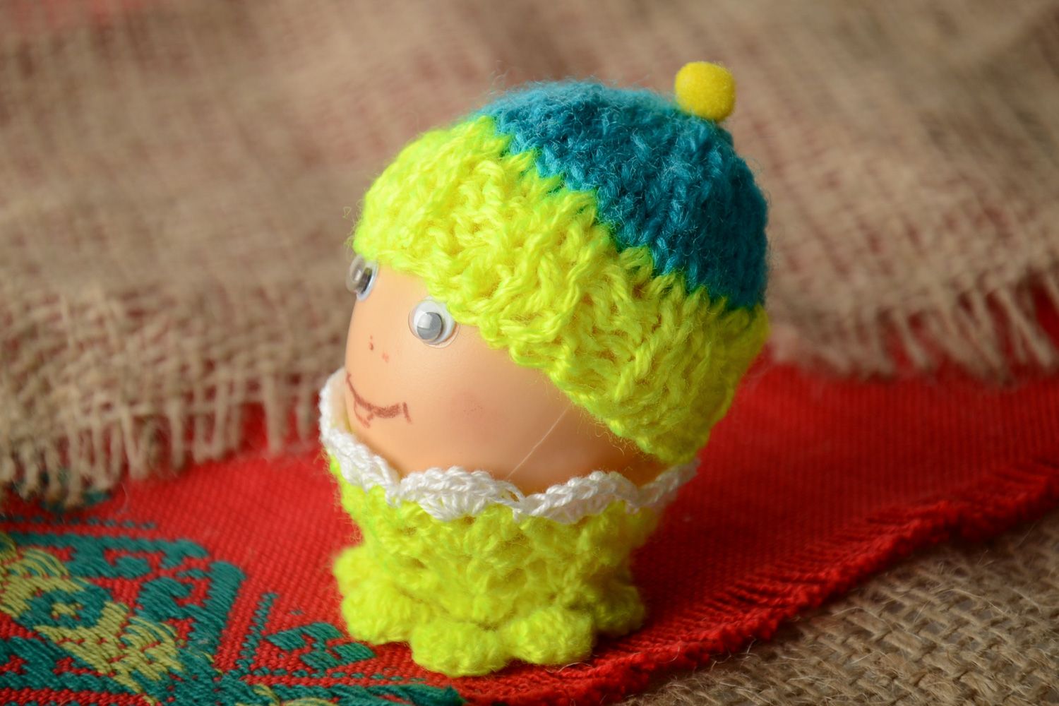 Décoration de Pâques support tricoté et bonnet pour oeuf faits main couleur vive photo 1