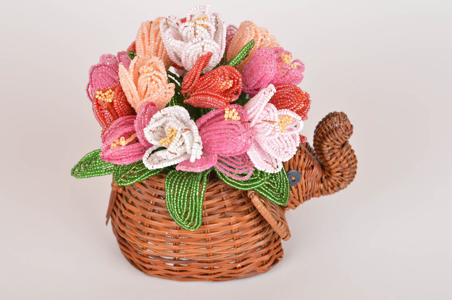 Декоративное плетеное кашпо для дома с цветами из бисера Слоник с тюльпанами фото 2