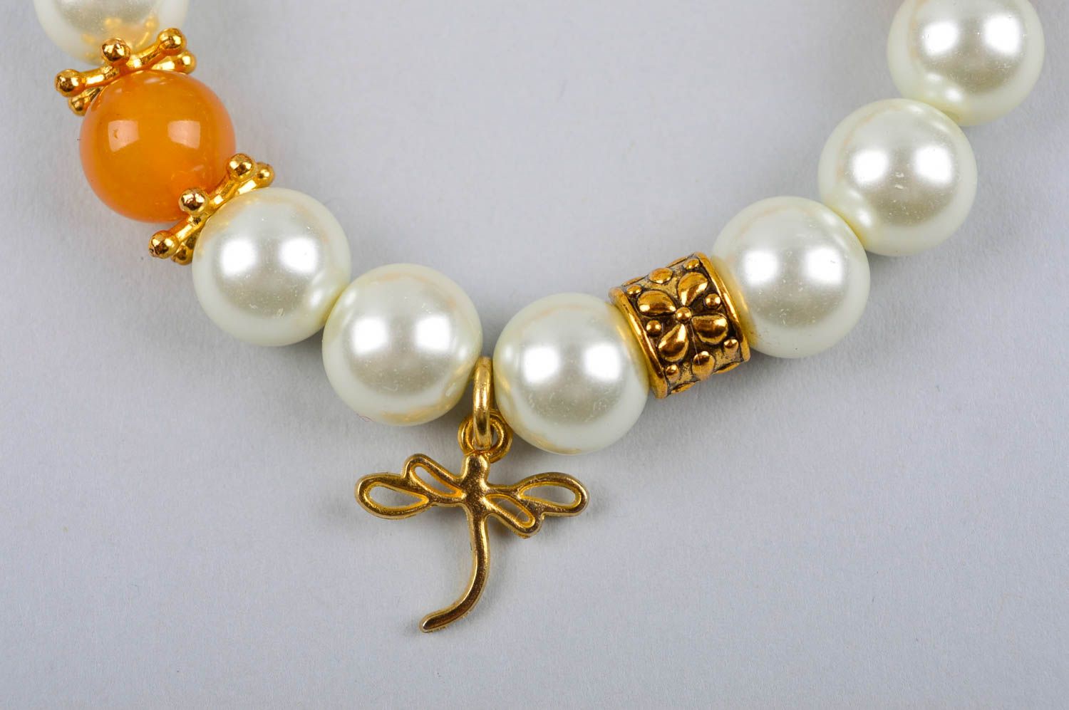 Bracelet en ambre et perles Bijou fait main jaune-blanc Cadeau pour femme photo 5