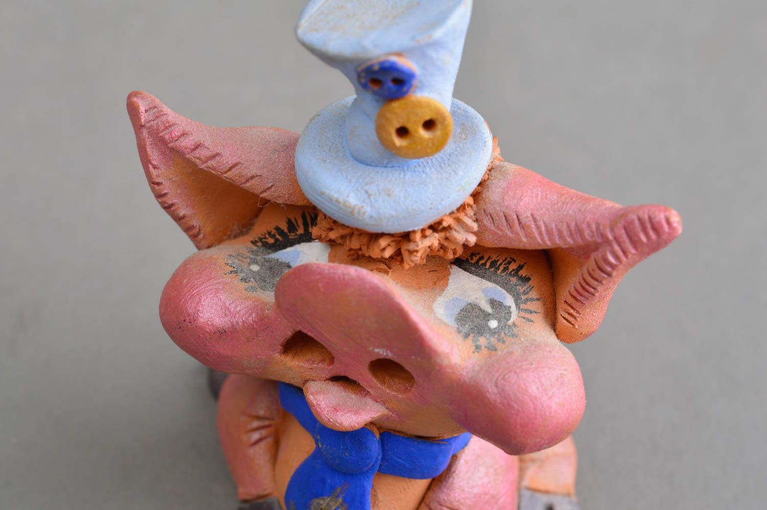 Смешная керамическая фигурка денежная свинья в голубом цилиндре и галстуком фото 5