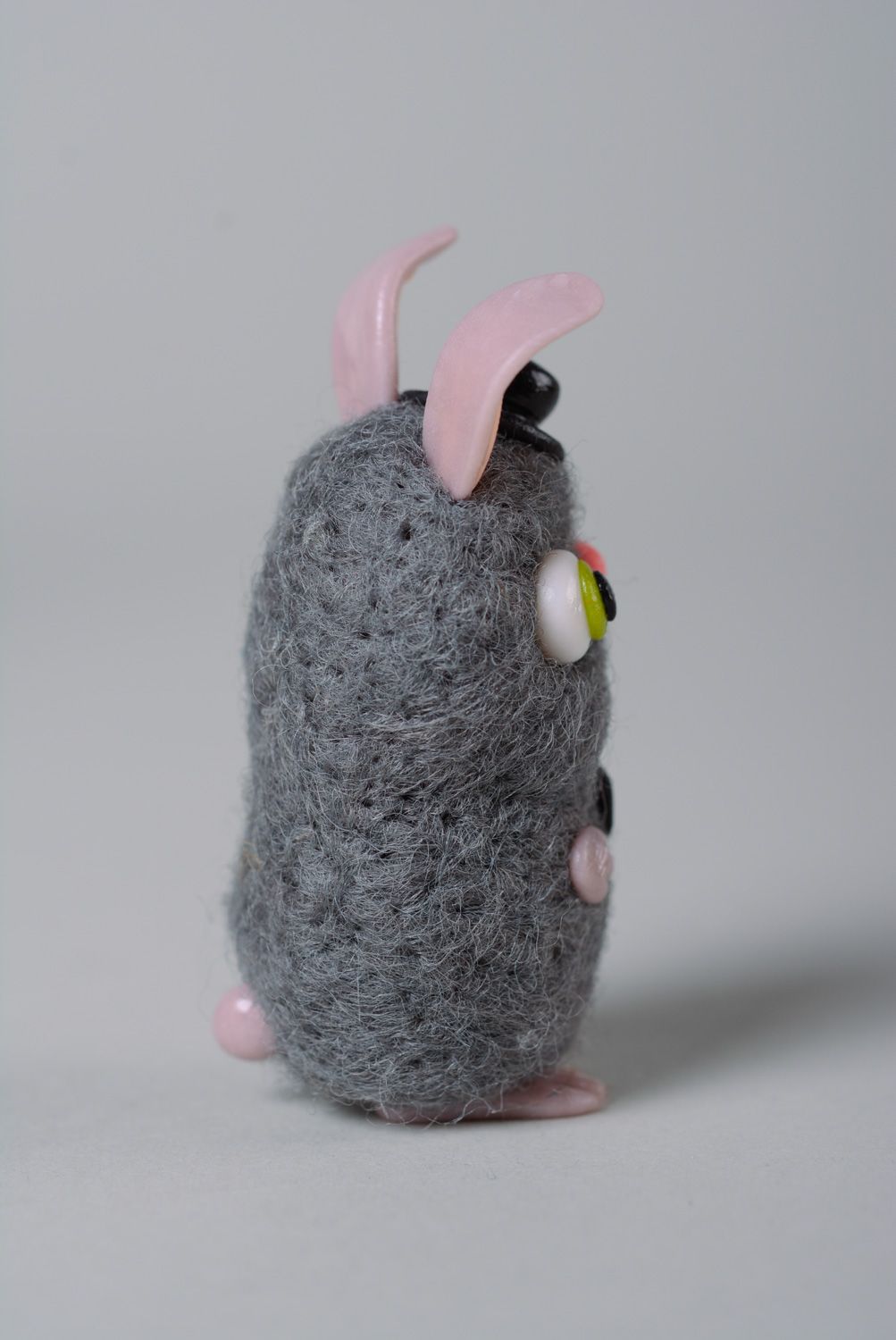 Handmade miniatur Kuscheltier Hase aus Wolle in Trockenfilzen Technik foto 3