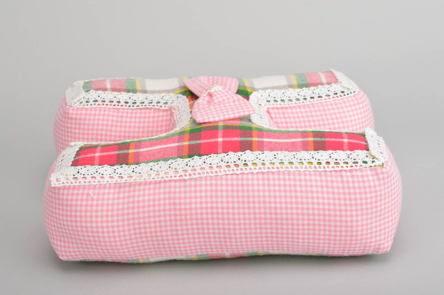 Мягкая интерьерная подушка в виде буквы Н ручной работы красивая с кружевом фото 4