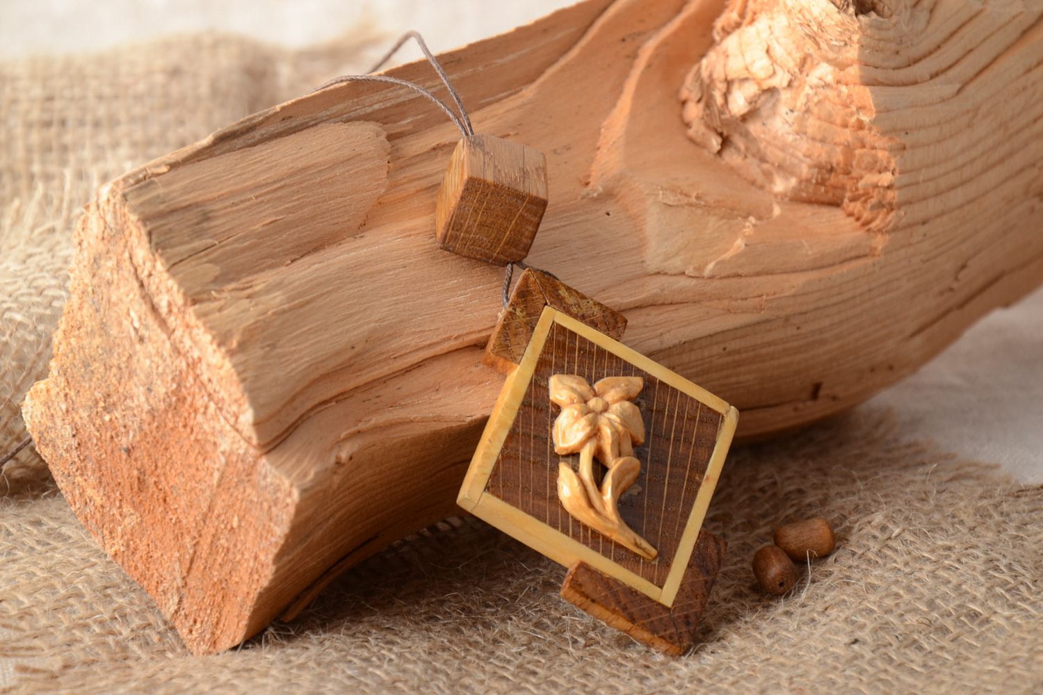 Grand pendentif en bois brun losangique fait main avec fleur en relief   photo 1