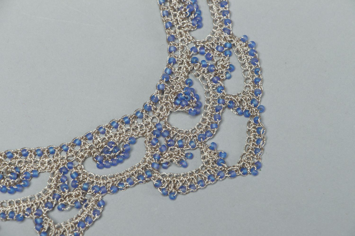 Joli collier ajouré tricoté avec perles de rocaille  photo 2