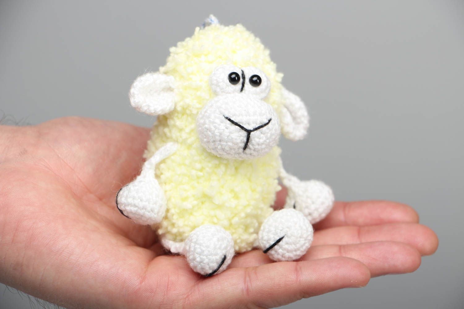Симпатичная мягкая вязаная игрушка в виде овечки фото 4