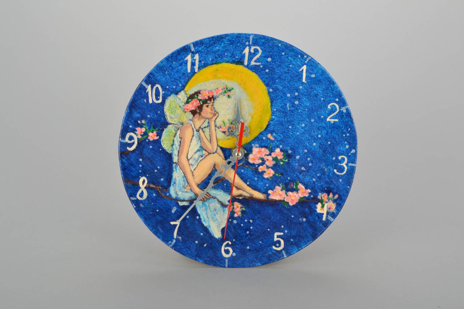 Relógio de parede feito à mão de papelão e pintado com acrílico Fada da Lua cheia foto 1