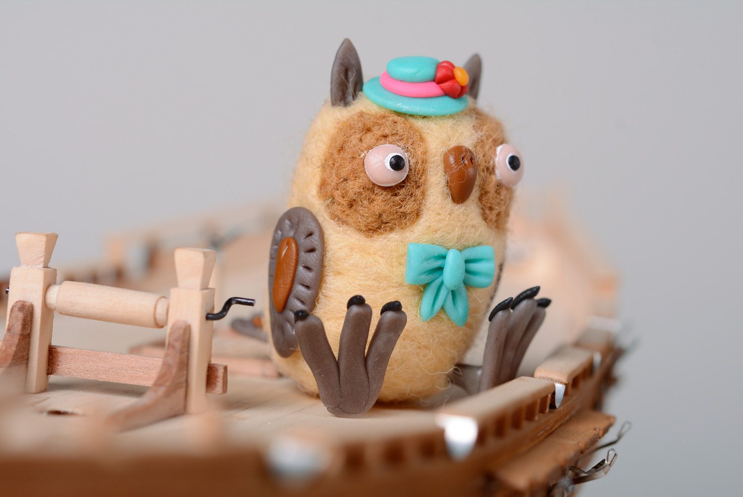 Jouet en laine feutrée et pâte polymère fait main décoratif hibou en chapeau photo 1
