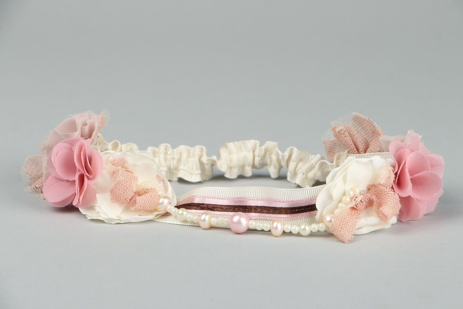 Bridal garter with lace and pearls photo 1