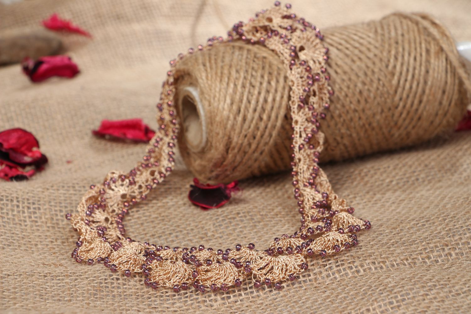 Beige lacy crochet necklace with beads photo 5