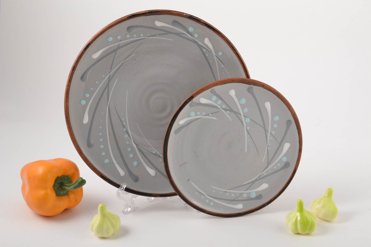 Platos de cerámica hechos a mano hermosos utensilios de cocina vajilla moderna foto 1