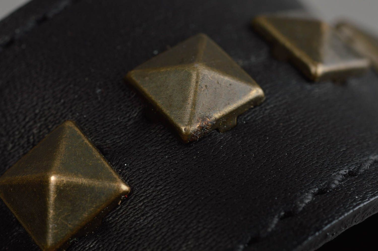 Schwarzes handmade breites Armband mit Pyramiden aus Metall und Leder unisex foto 10
